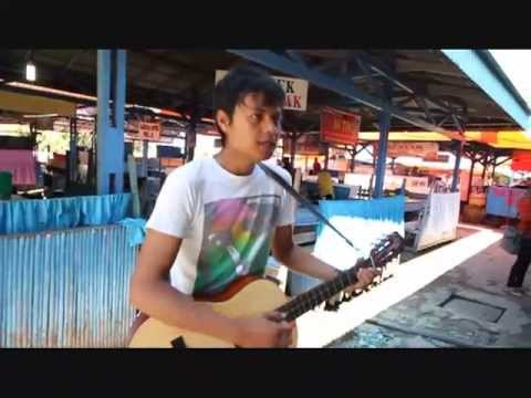 インドネシア スマトラ島 路上 屋台前で