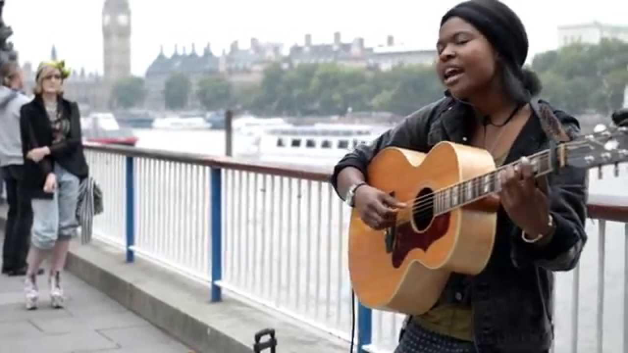 【海外】川辺で路上弾き語り