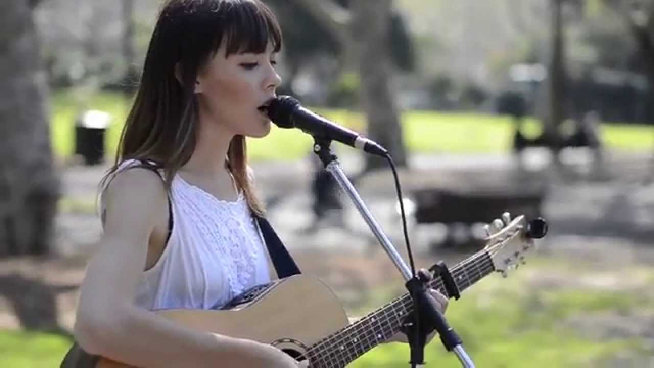 公園で弾き語りライブ