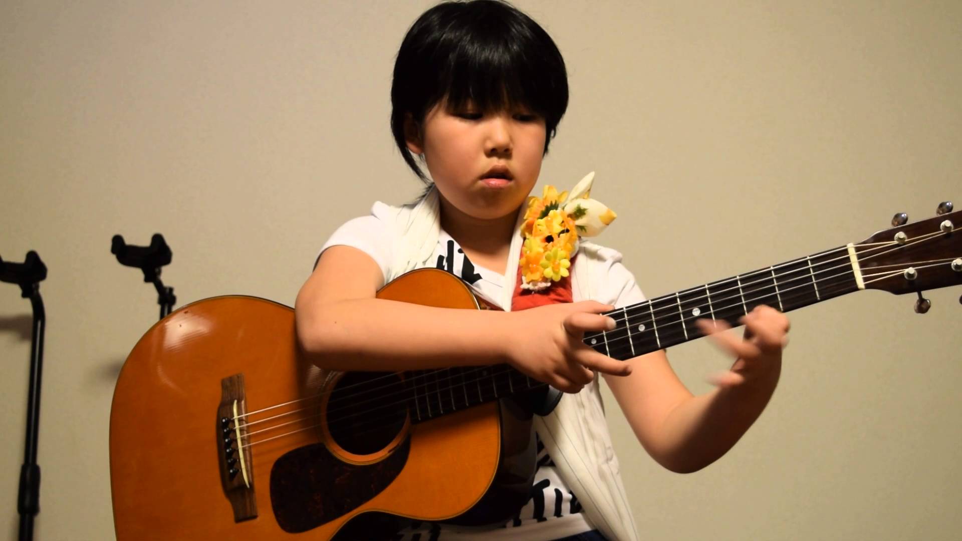 【みこと】 ビートイット ソロギターカバー ８才 + フットタンバリン